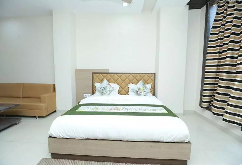 Hotelli Oyo 9007 Royal Crown
