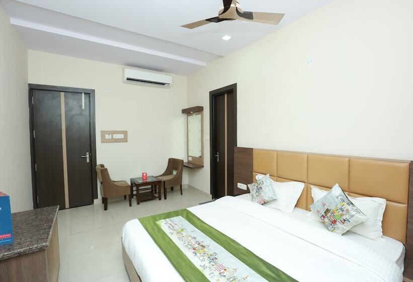 Отель Oyo 9007 Royal Crown