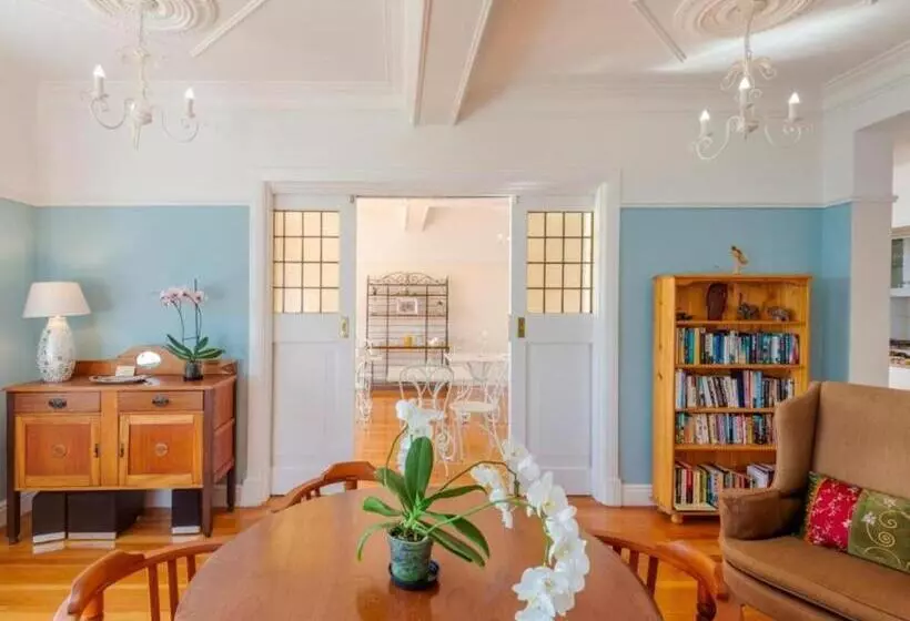 Aamiaismajoitus (B&B) Sunny Cove Manor