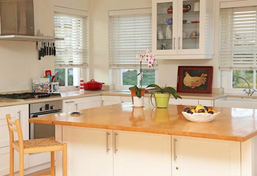 تختخواب و صبحانه Shore S Edge