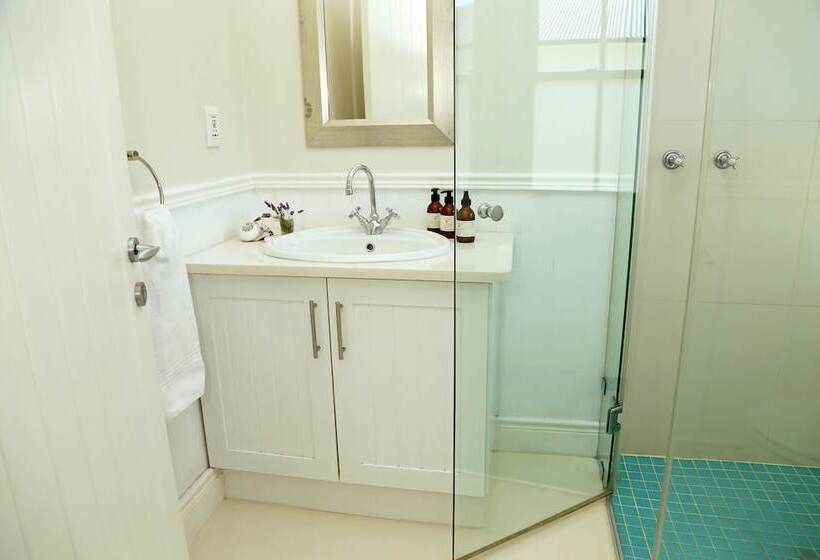 تختخواب و صبحانه Shore S Edge