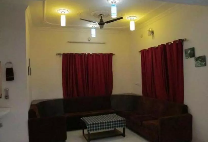 ホテル Garhwali Inn