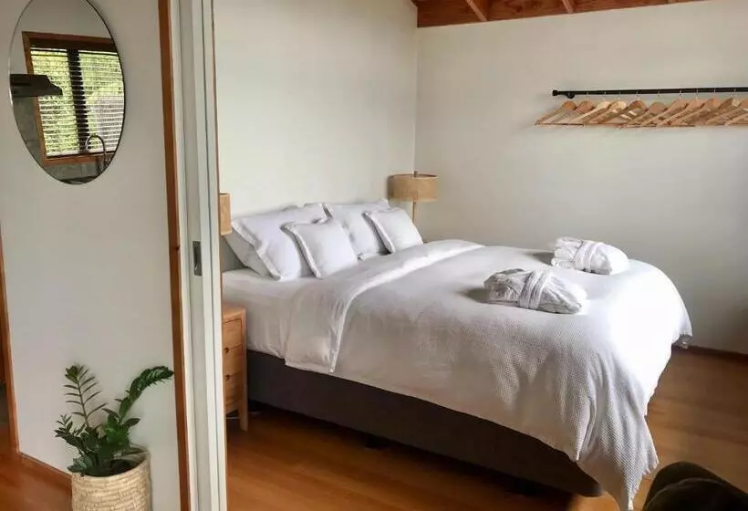 Lomakeskus Adrift In Golden Bay  Absolute Beachfront Villas