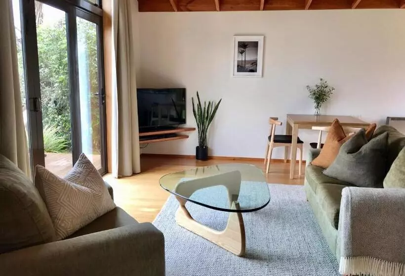 Lomakeskus Adrift In Golden Bay  Absolute Beachfront Villas