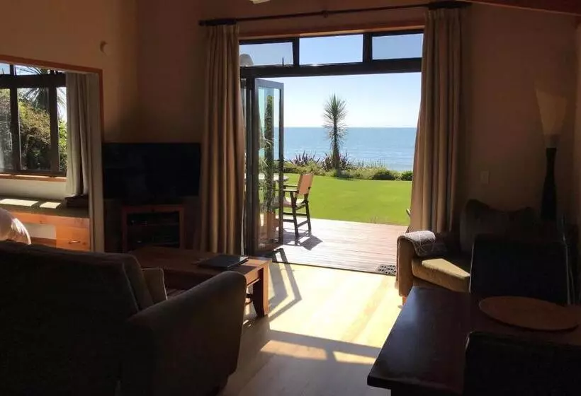 Lomakeskus Adrift In Golden Bay  Absolute Beachfront Villas