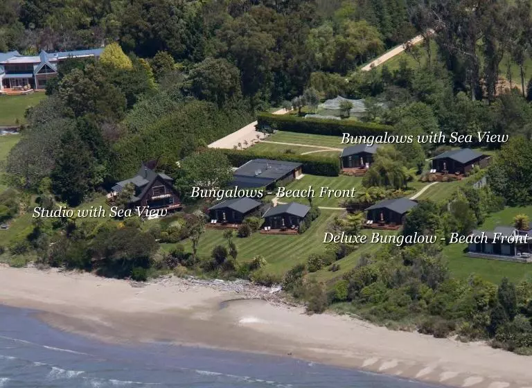 Lomakeskus Adrift In Golden Bay  Absolute Beachfront Villas