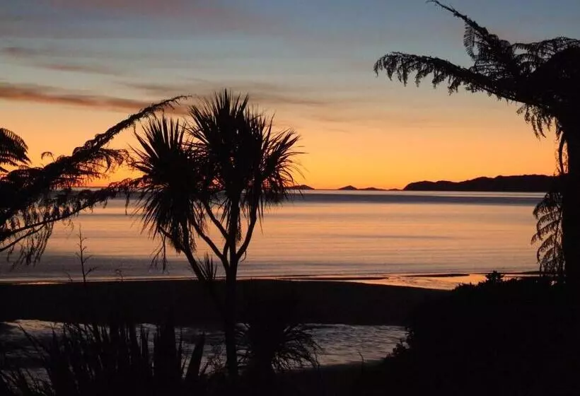 Lomakeskus Adrift In Golden Bay  Absolute Beachfront Villas