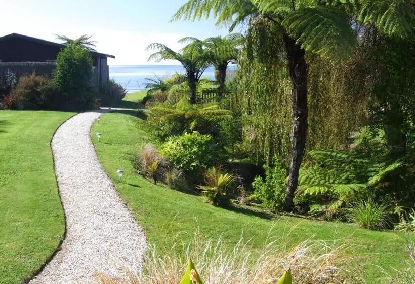 Lomakeskus Adrift In Golden Bay  Absolute Beachfront Villas