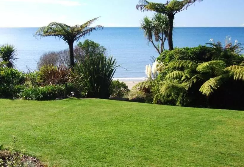 Lomakeskus Adrift In Golden Bay  Absolute Beachfront Villas