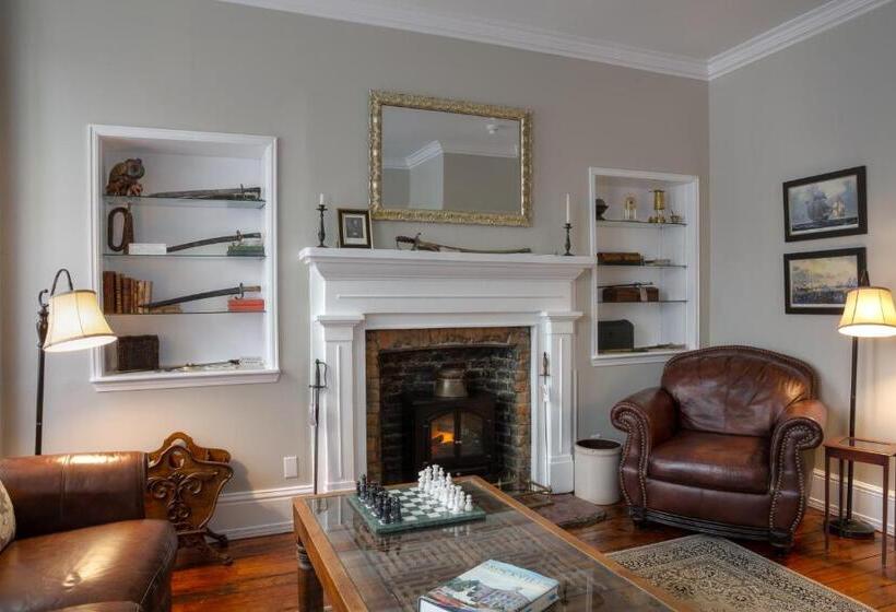 Sir Isaac Brock B&b Luxury Suites