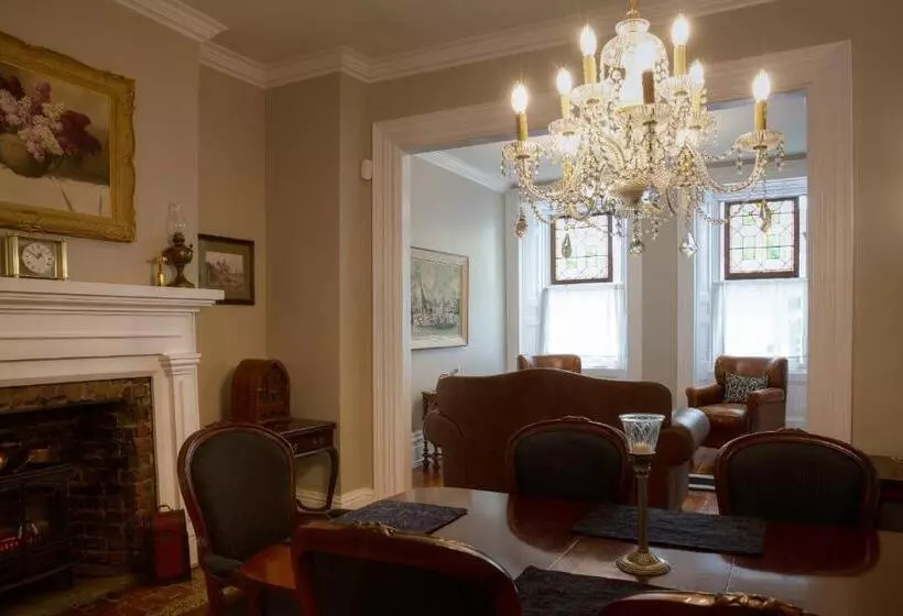 Sir Isaac Brock B&b Luxury Suites