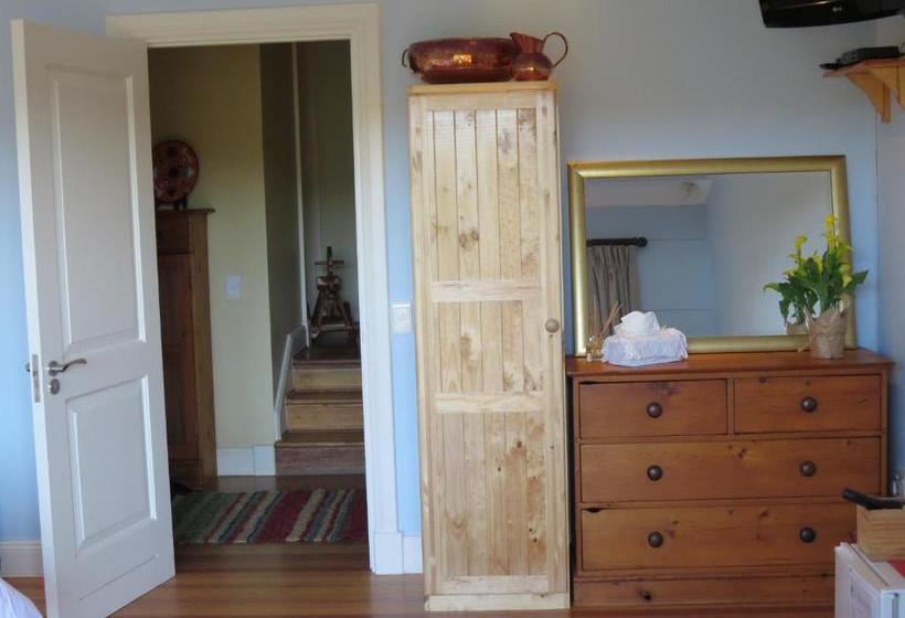 민박 Makarios On The River