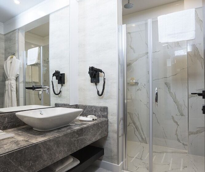 هتل 7 Rooms Adults Only