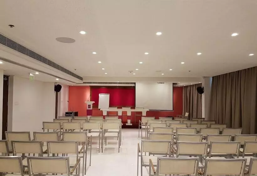 ホテル The Blooms Cochin