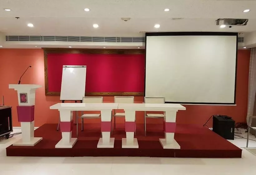 ホテル The Blooms Cochin