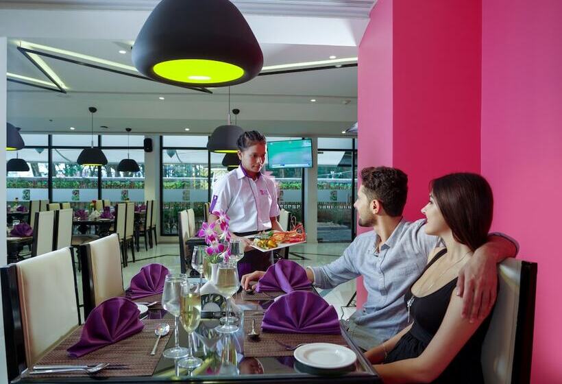 فندق The Blooms Cochin