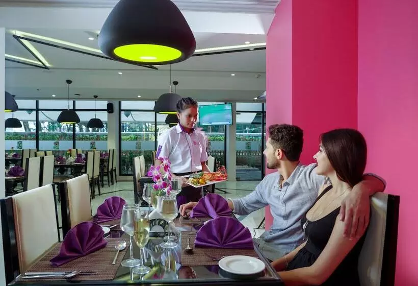 ホテル The Blooms Cochin