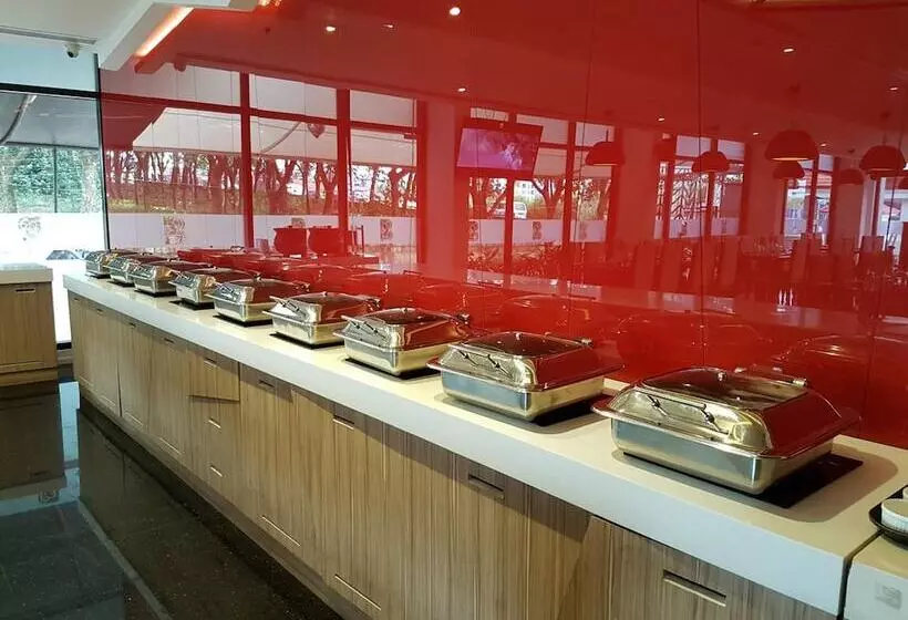 ホテル The Blooms Cochin