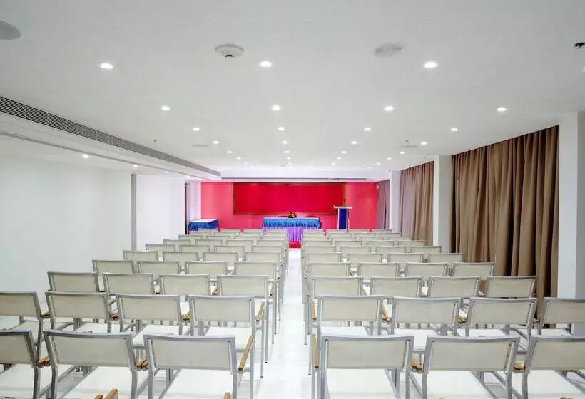 ホテル The Blooms Cochin