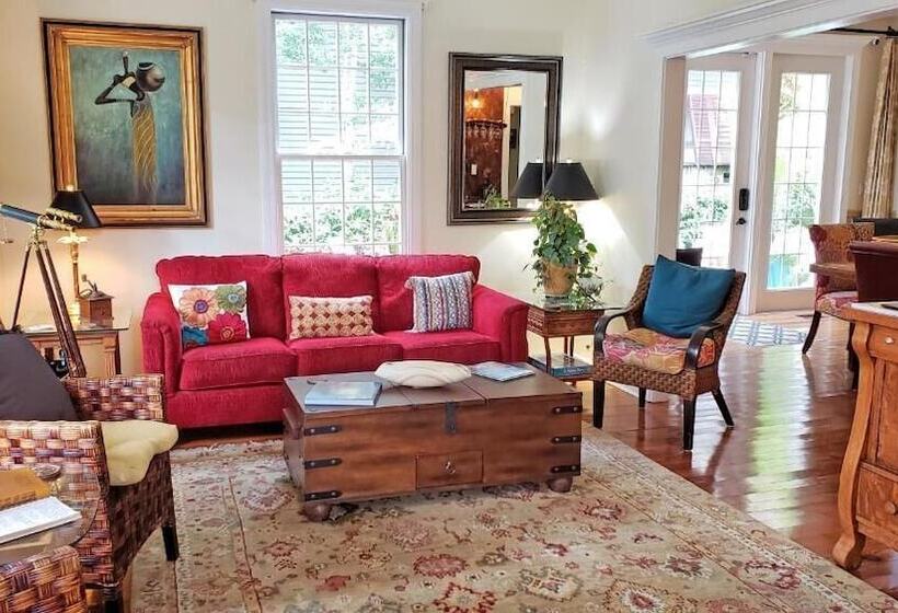 민박 At Journey S End