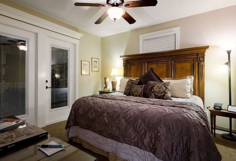 민박 At Journey S End