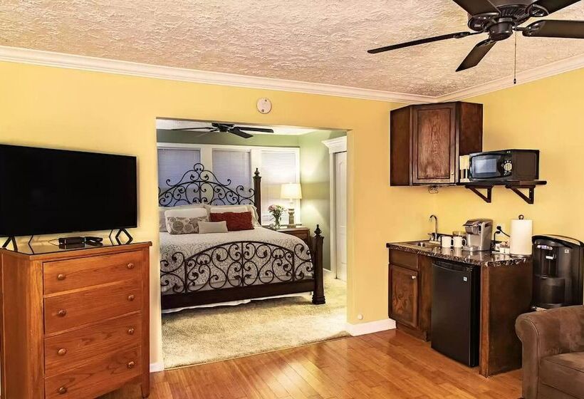 민박 At Journey S End