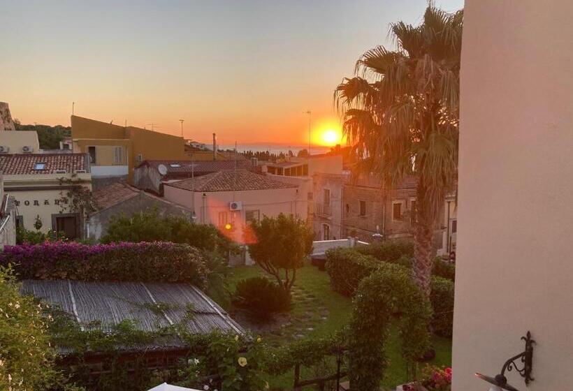 تختخواب و صبحانه L Antico Borgo