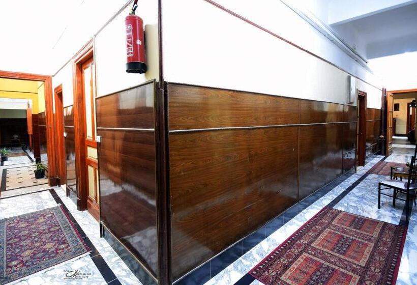 هتل Triomphe Hostel