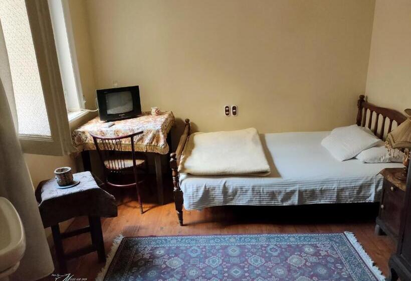 هتل Triomphe Hostel