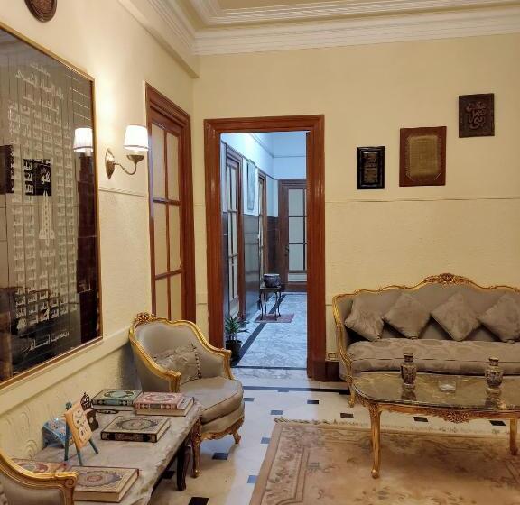 هتل Triomphe Hostel