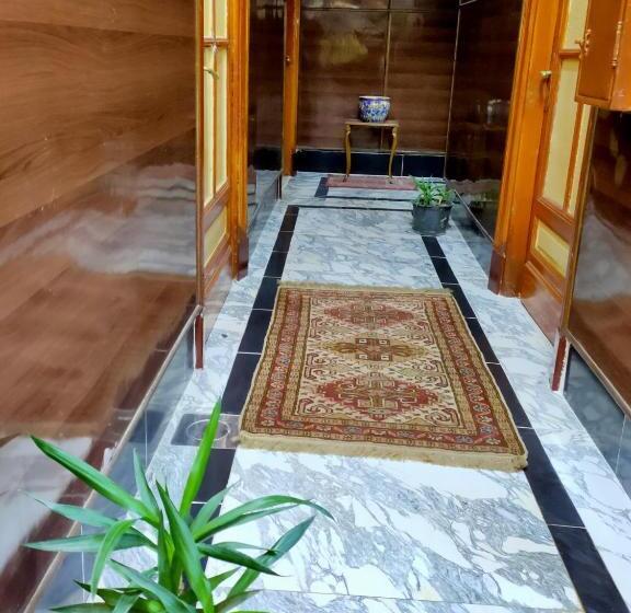 هتل Triomphe Hostel