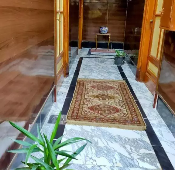 هتل Triomphe Hostel