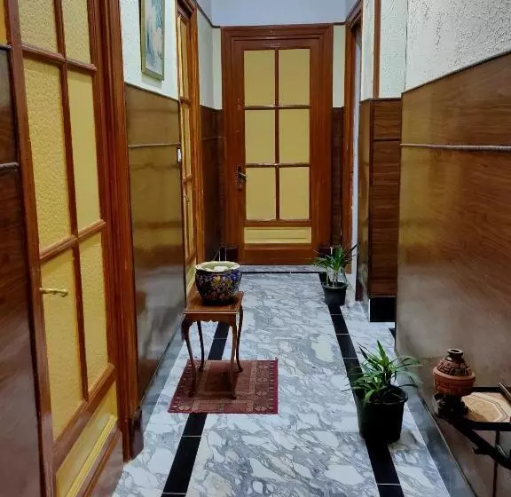 هتل Triomphe Hostel
