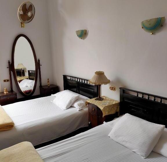 هتل Triomphe Hostel