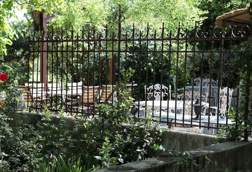 مبيت وإفطار Justin De Provence