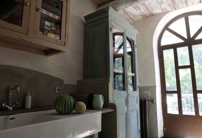 مبيت وإفطار Justin De Provence