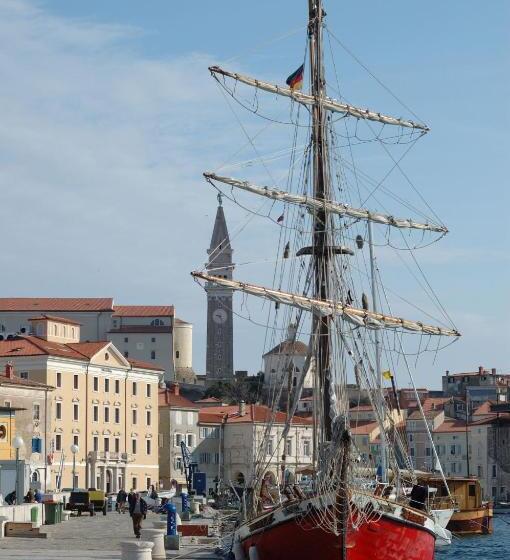 تختخواب و صبحانه Max Piran