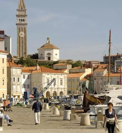 تختخواب و صبحانه Max Piran