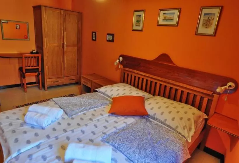 تختخواب و صبحانه Max Piran