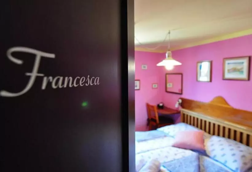 تختخواب و صبحانه Max Piran