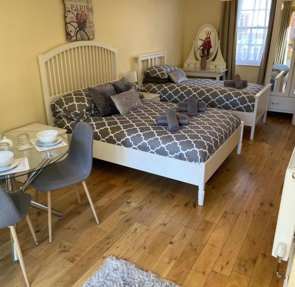 민박 The Ashville Mews