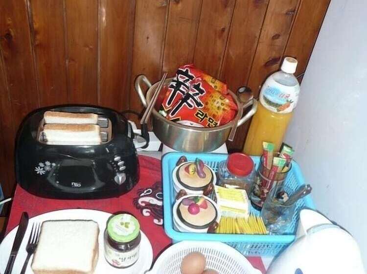 Springflower Guesthouse   Hostel