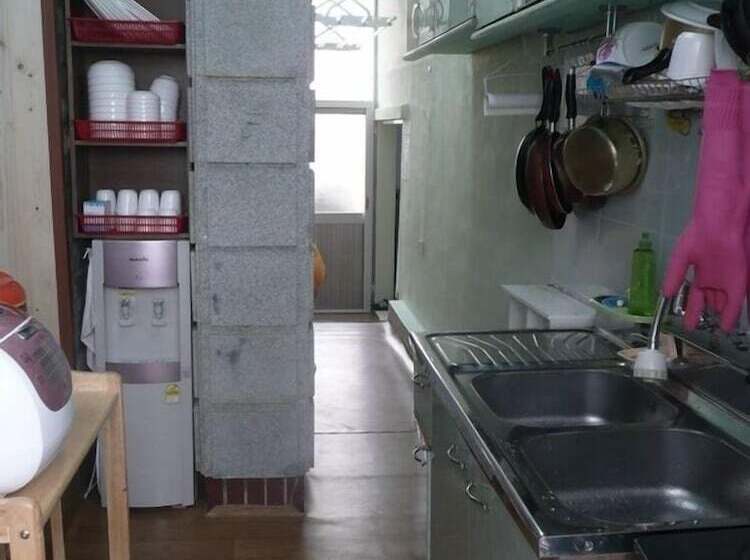 Springflower Guesthouse   Hostel