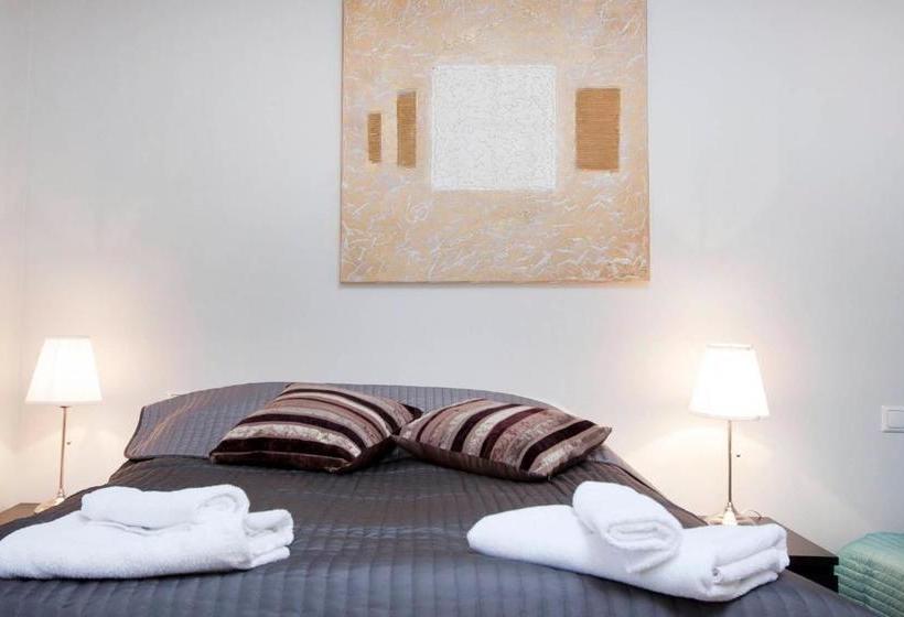 Golden Circle Apartments