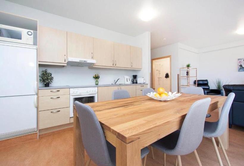 Golden Circle Apartments