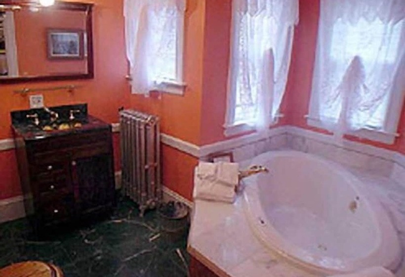 هتل The Charles Newhall House