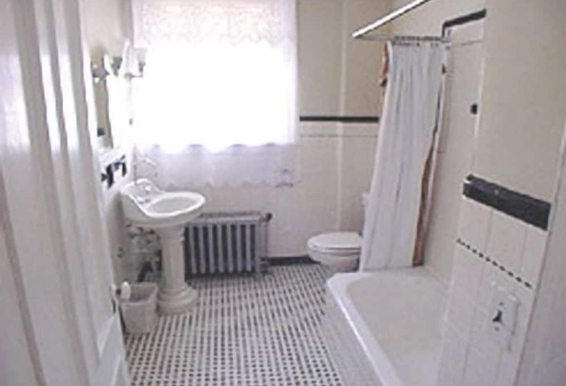 هتل The Charles Newhall House