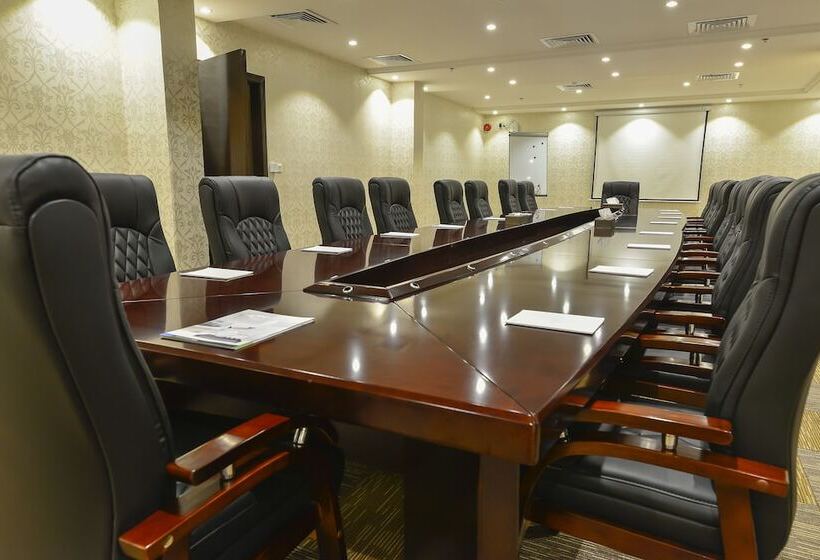 Отель Crown Town