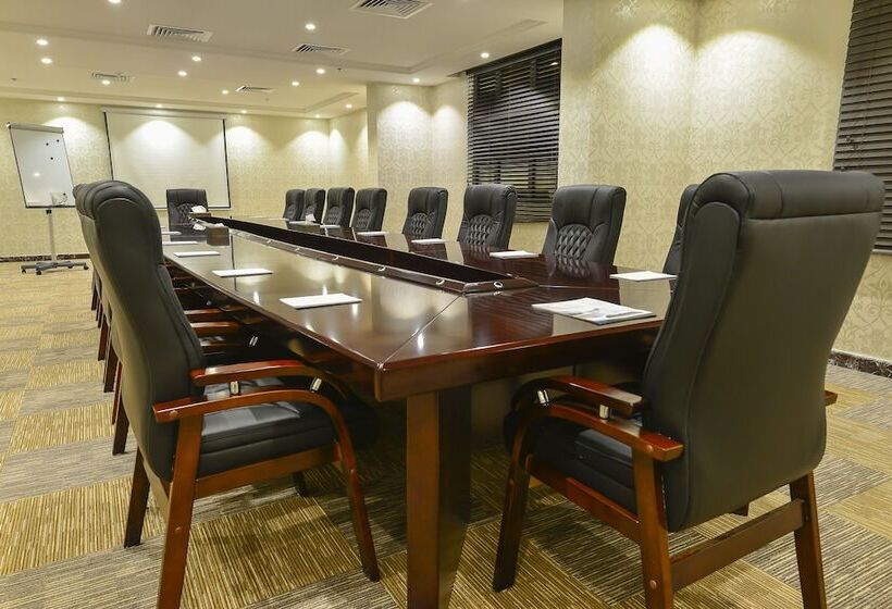 Отель Crown Town