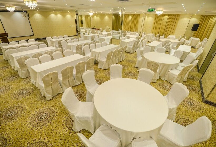 Отель Crown Town